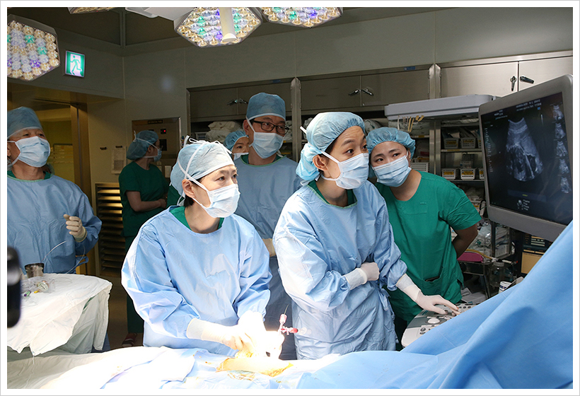 김영휘(왼쪽 첫번째), 원혜성(왼쪽 두번째), 이미영(오른쪽 두 번째) 교수와 장순덕 방사선사(가운데)가 선천성 중증 대동맥판막협착증 태아에게 풍선확장술을 시행하고 있다.